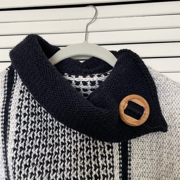 SOLD Spanish women’s chunky knit ribbed poncho cape with sleeves in gray - Picture 2 of 7